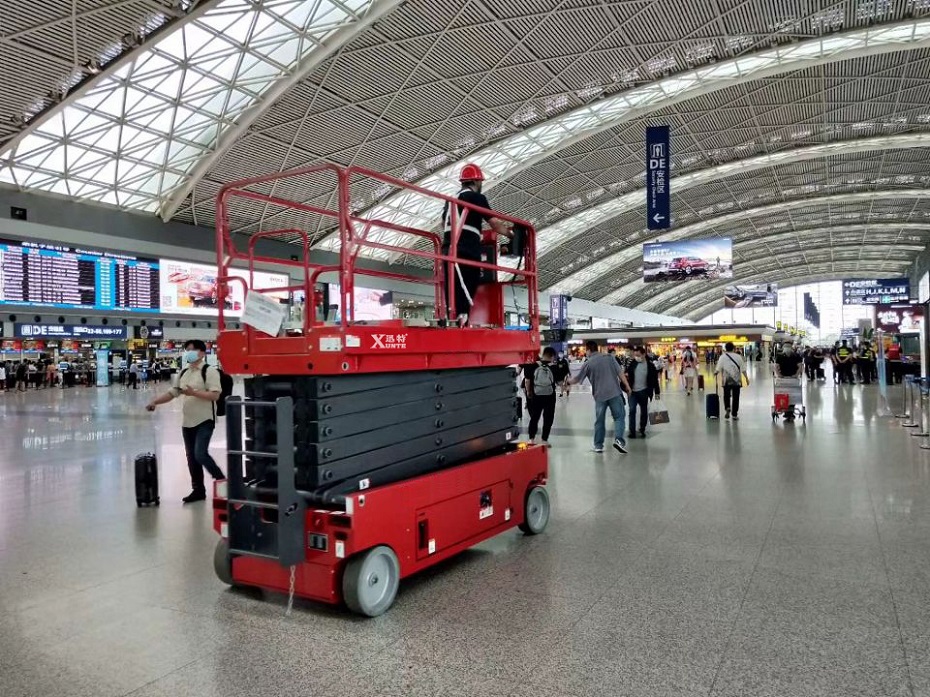 剪叉式高空作業(yè)升降平臺 剪叉式高空作業(yè)升降平臺